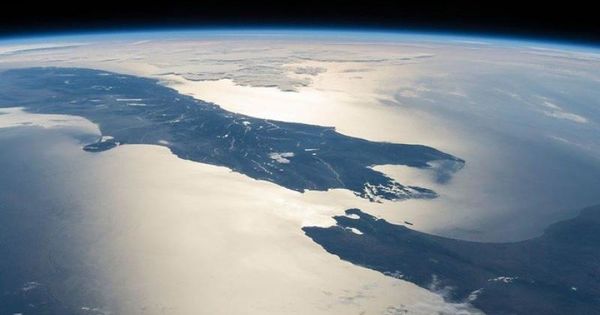 Al optulea continent își dezvăluie primele secrete. 