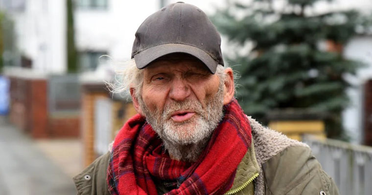 Роющийся в мусоре пенсионер накопил 700 000 евро и купил 10 домов.