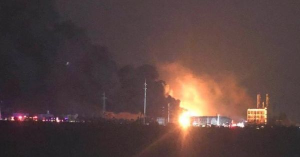 В Китае к тушению пожара после взрыва на химзаводе привлекли 930 спасателей.