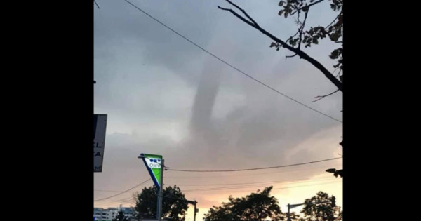 Очевидцам удалось заснять торнадо над городом. Фото: facebook.com/Meteo.