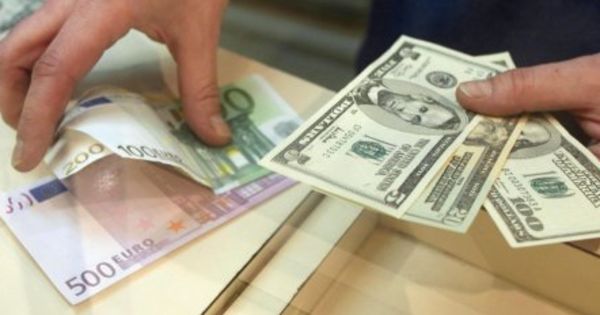 Евро и доллар продолжают дорожать.
