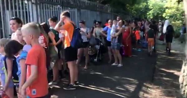 Из-за сильной жары в нескольких общественных бассейнах в Лондоне произошли ссоры и стычки.
