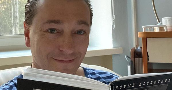 Сергей Безруков госпитализирован с коронавирусом.