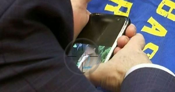 Senator român, prins uitându-se pe telefon la poze sexy în timpul ședinţei dedicate Unirii.
