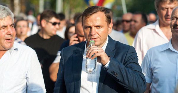 Избранный примар Андрей Нэстасе призвал горожан собираться каждый день в 18.00 у здания примэрии.