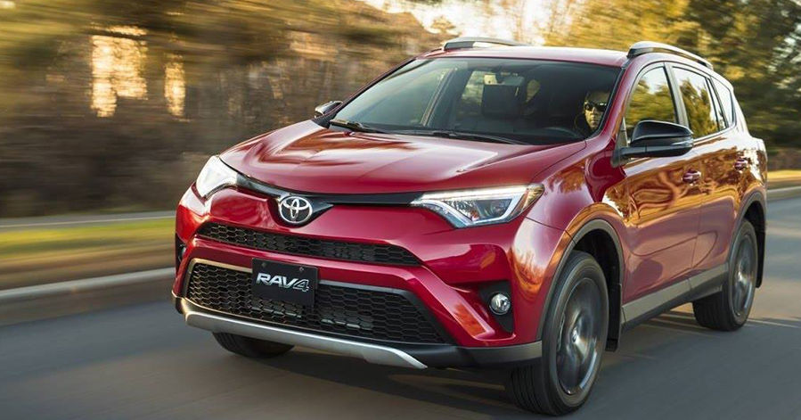Toyota отозвала 1,85 млн внедорожников RAV4 из-за риска возгорания.