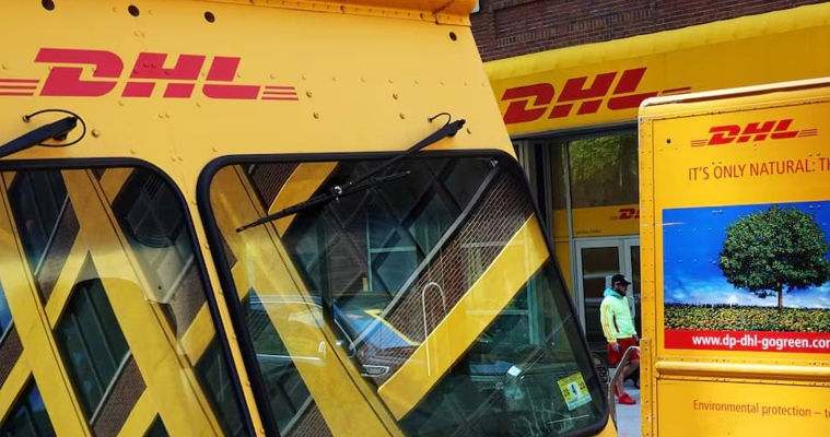 DHL întrerupe temporar expedierea coletelor către SUA care depășesc valoarea de 800 de dolari.