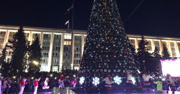 В центре Кишинева зажигают огни на главной елке страны.