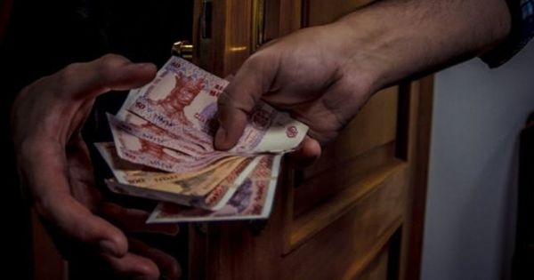 Двое мужчин задержаны за попытку "продать" водительские права.