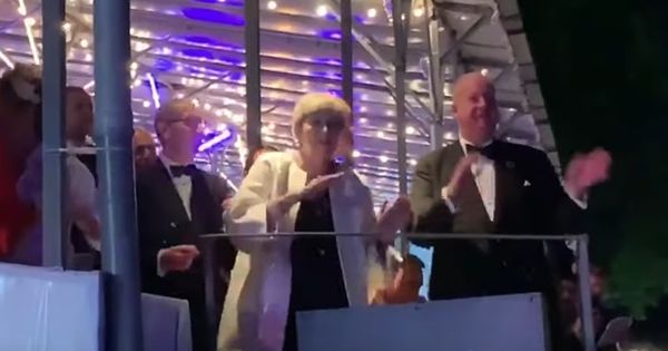 Тереза Мэй снова сплясала под Dancing Queen.