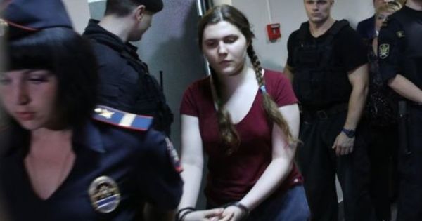 Суд Москвы отпустил Анну Павликову и Марию Дубовик под домашний арест.