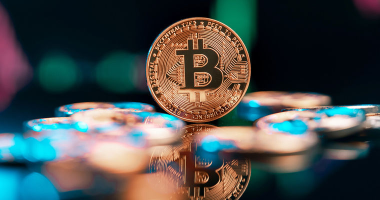 Цена биткоина достигла $70 тысяч, обновив исторический максимум.