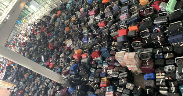 Из-за нехватки персонала в аэропорту Лондона скопились горы багажа