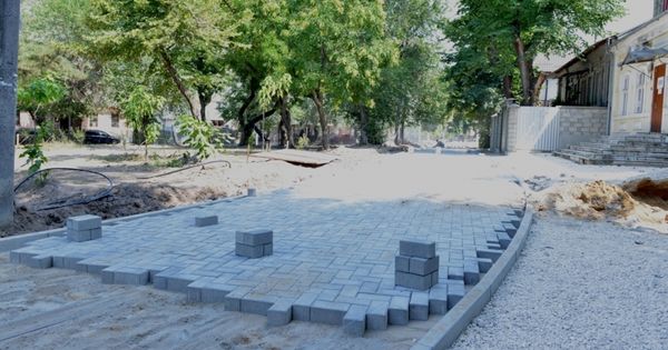 Работы по ремонту сквера на улице Георге Кошбука выполнены наполовину.