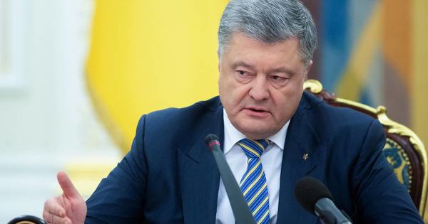В офисе президента Украины проходят следственные действия, связанные с Порошенко.