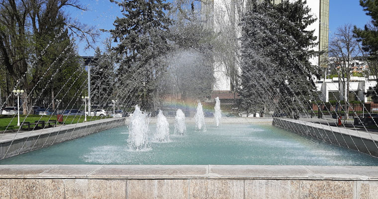 К Пасхе в Кишинёве включили городские фонтаны.