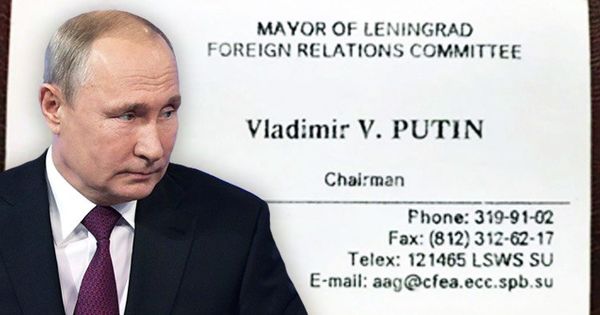 В Сети продают визитку Путина.