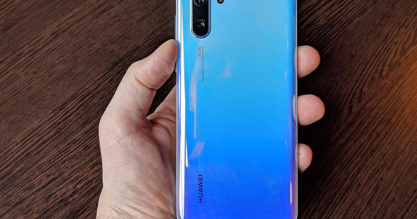 Huawei тестирует смартфон без разъемов и физических клавиш.
