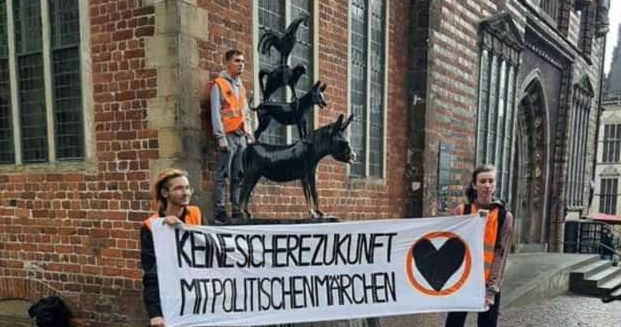В Германии экоактивисты облили краской знаменитую статую Бременским музыкантам.