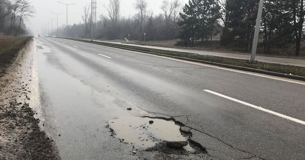 Столичный водитель предупредил об опасной яме на проезжей части.