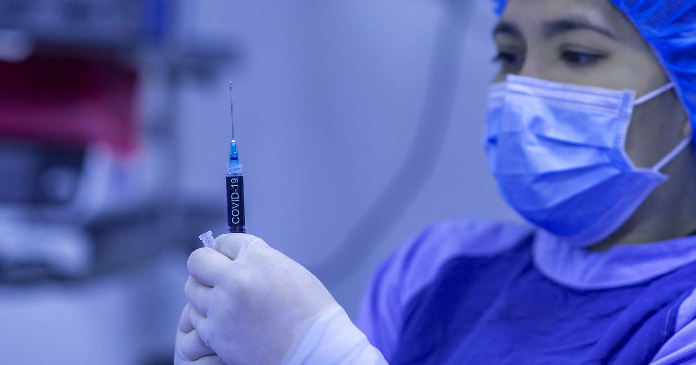 Вирусолог призвал к бустерным прививкам от варианта XBB.1.5.