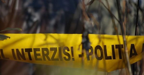 Corpul neînsuflețit al unui bărbat, depistat în pădurea situată după aeroport.
