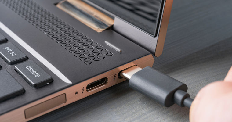 În Europa a fost interzisă vânzarea laptopurilor fără USB-C.