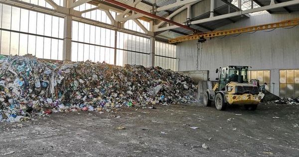 Закрывается единственный завод по сортировке мусора.