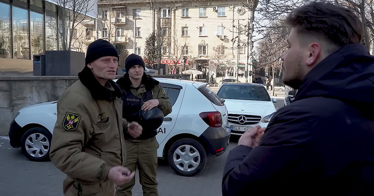 В Кишиневе произошел скандал между активистом и сотрудниками службы безопасности.