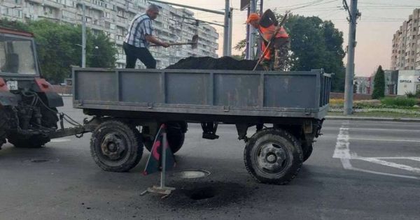 Коммунальные службы заделают дыру в асфальте на улице Измаильской