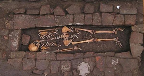 Femeia din perioada medievală care a născut în mormânt. 