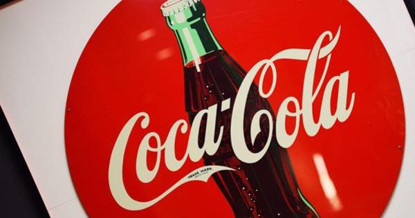 Coca-Cola намерена повысить стоимость своих напитков из-за введенияТрампом ввозных пошлин на алюминий. 