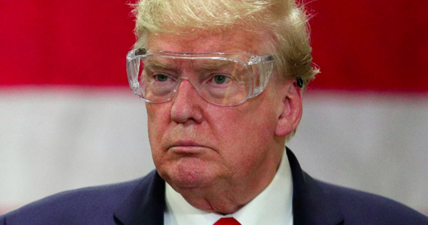 Трамп утверждает, что не носит маску от коронавируса, потому что ни к кому близко не подходит.