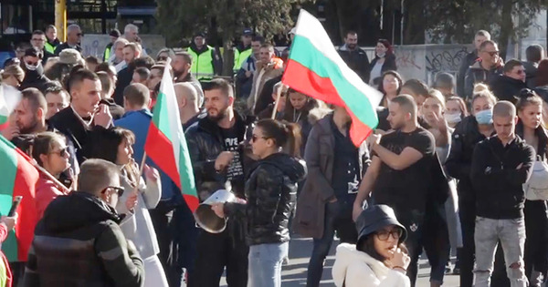 В Болгарии проходят массовые манифестации против санпропусков.