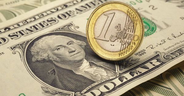 Лей продолжает укрепляться по отношению к евро и доллару.