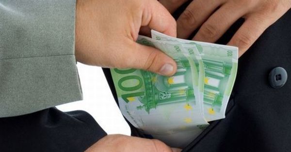Moldovenii pricep tot mai negativ fenomenul corupţiei