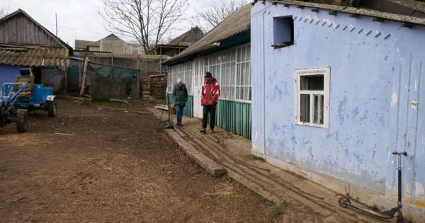 O familie cu cinci copii din Ermoclia cere ajutor pentru fiica bolnavă