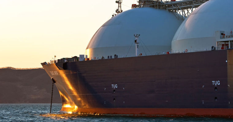 США временно ослабили санкции против российской нефти.