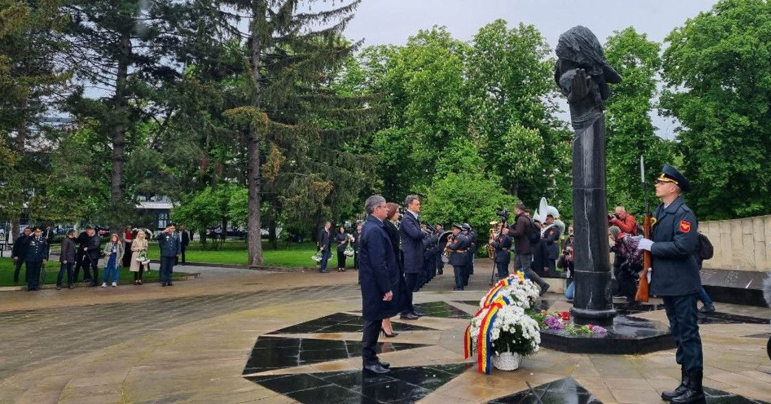 Руководство страны возложило цветы к памятнику "Скорбящей матери".