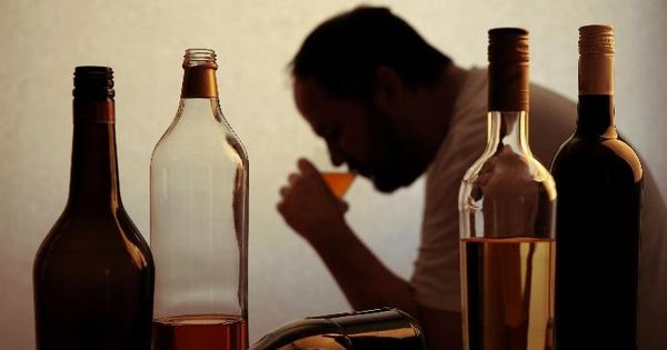 Если в роду есть больные алкоголизмом, то человек по набору своих хромосом уже в группе риска.