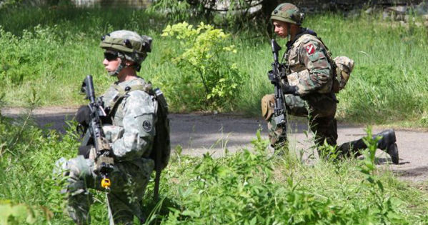 Латвия может ввести военную службу для женщин и граждан в эмиграции.
