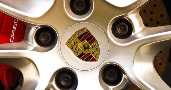Volkswagen отзывает в Китае 57,2 тыс. Porsche из-за брака в коробке передач.
