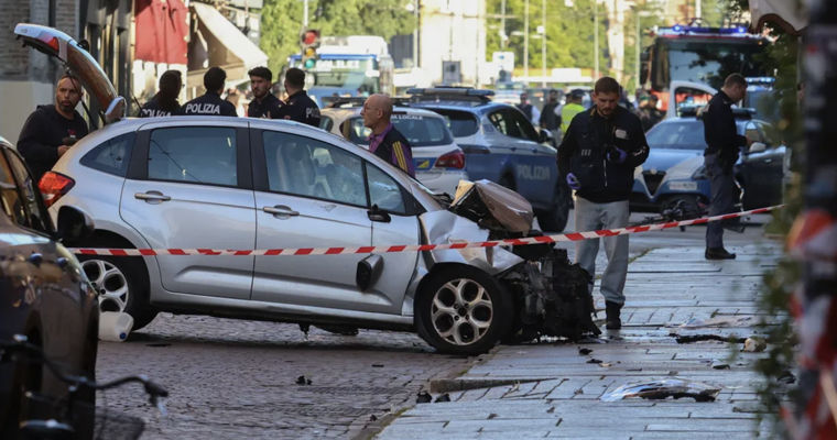 Автомобиль въехал в толпу в Италии: ранены восемь человек.