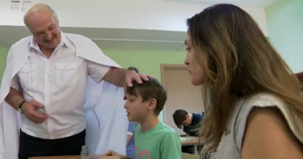 Лукашенко представился «глюкозой для взрослых» при общении с ребенком