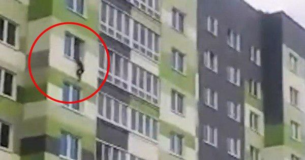 В Минске прохожие спасли пятилетнего ребёнка, который выпал из окна седьмого этажа.