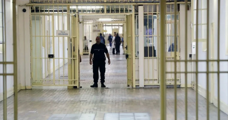 Во Франции усиливают меры безопасности вокруг тюрем из-за частых нападений.