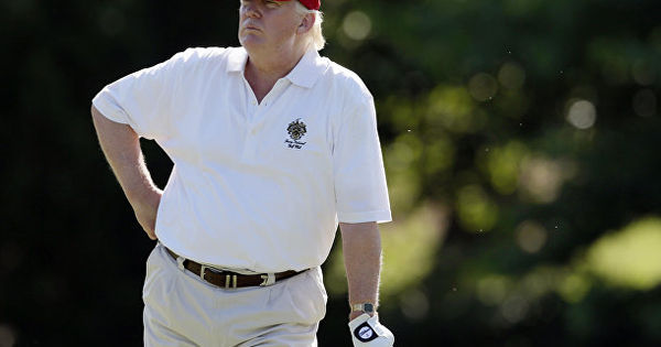 Трамп сыграл в гольф с вернувшимся из России американским сенатором. Фото: AP Photo