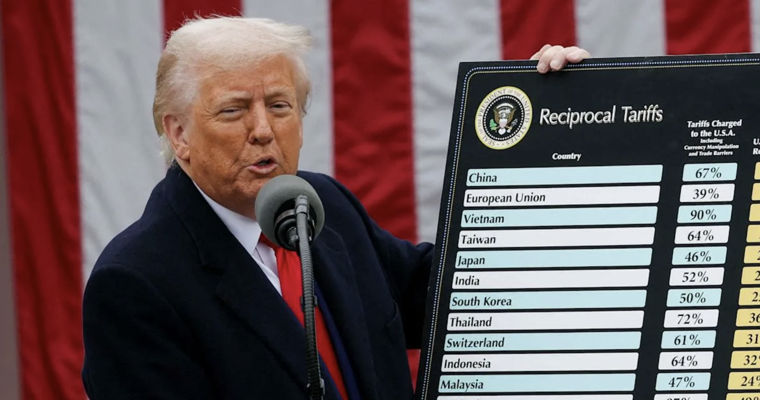 В США суд признал незаконной 10-процентную пошлину Трампа.