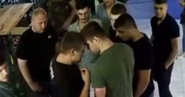 Полиция ищет хулиганов, избивших парня возле ночного клуба в Бельцах.