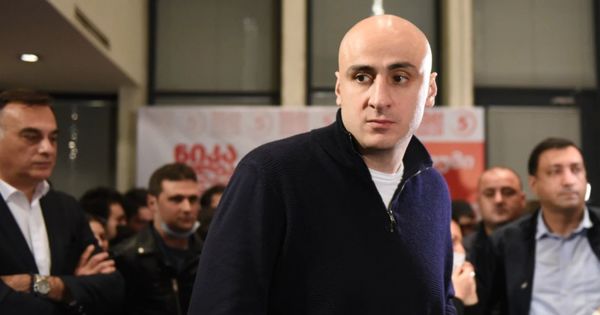 На лидера партии Саакашвили напали у избирательного участка в Грузии.